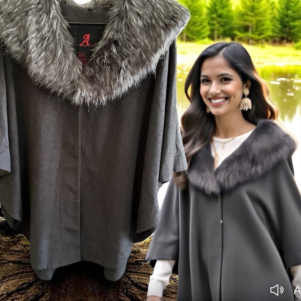 Adrienne Landau NWT Gray
Faux Fur Removable Collar Cape, Poncho XS S